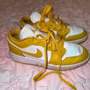 Girls yellow nike sneakers size 5